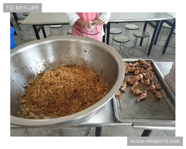 高磊训练完直接啃鸡腿，这自律人设是不是有点绷不住了？